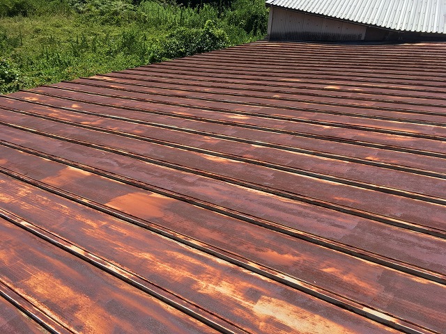 金属屋根は定期塗装が必要